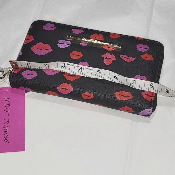 Betsey Johnson Kisses Lips Zip around Wristlet Wallet XOZIP-P Saffiano New - Picture 9 of 10